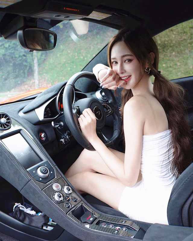 马来西亚顶级美人，坐飞机开豪车穿大牌，厨房都不忘秀A5腰