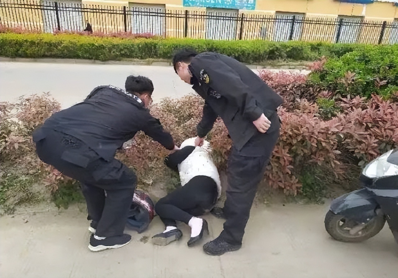 何老师抱狗撒尿，三石弟弟跳舞洗狗…这些破图我看一次笑一次哈哈