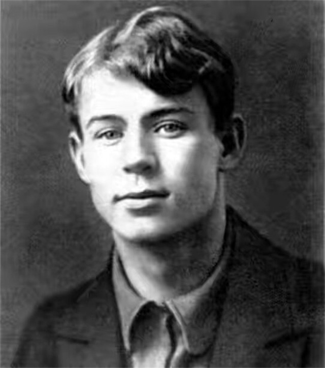 19岁爱上叶赛宁却只被他当情人，10年后，叶赛宁自杀，她坟前殉情