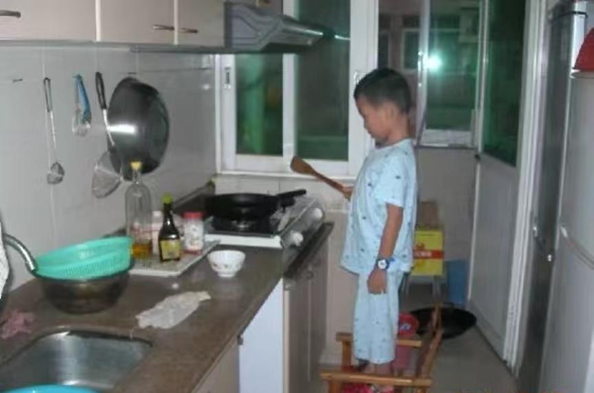 广东单身男子辛苦养娃19年，学霸儿子考上美名校为何却选择离世