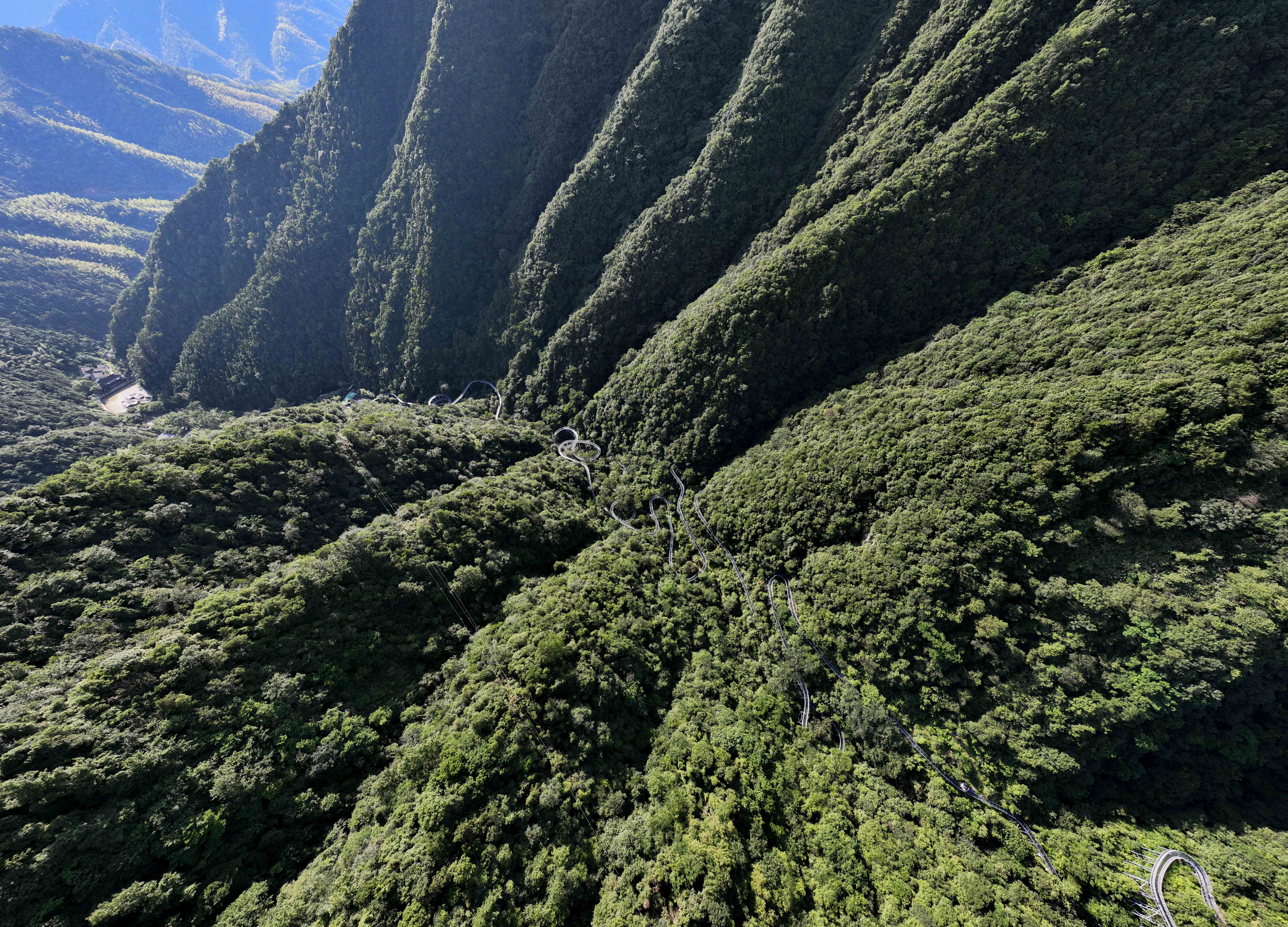 全球最长的通体玻璃漂流，距离杭州2小时就有，赶紧来玩玩