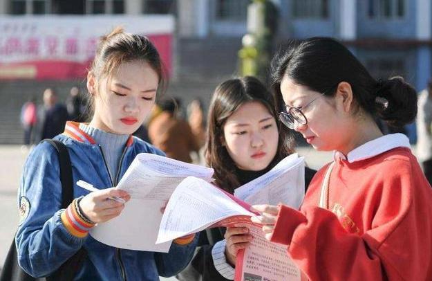 华中师范大学研究生,在夜市摆摊卖鸡爪,只因学了“天坑”专业