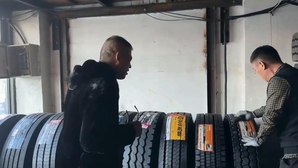 我大哥哪儿都能看见你，那车轮胎都不行