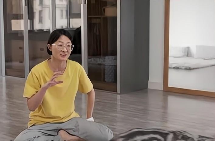 90后上班族一个月开销,90后月入2万却只花250元攒钱买房