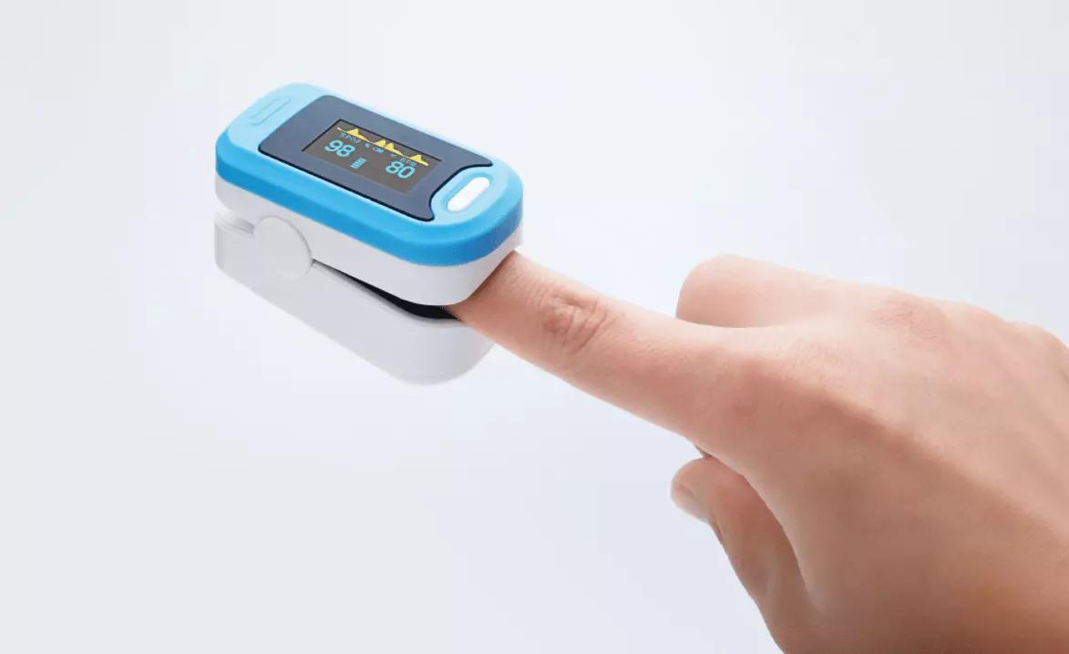 血氧仪被疯抢，它怎么能测出血氧浓度？智能手表或手环能代替吗？