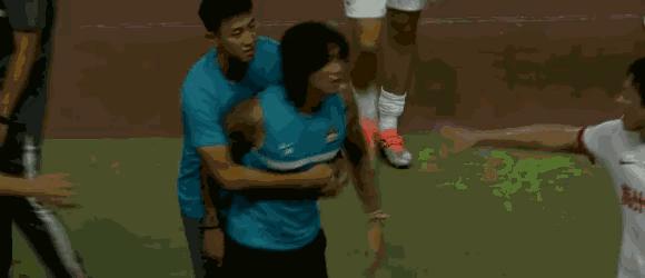 中国足球又上演全武行，口嗨行，侯宇被爆嘴巴不干净，被人追打