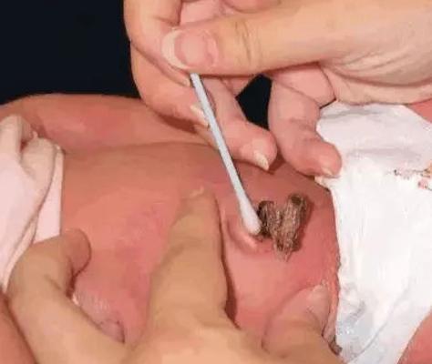 刚出生的婴儿可以用金银花洗澡吗,刚出生的宝宝第一次去游泳馆洗澡