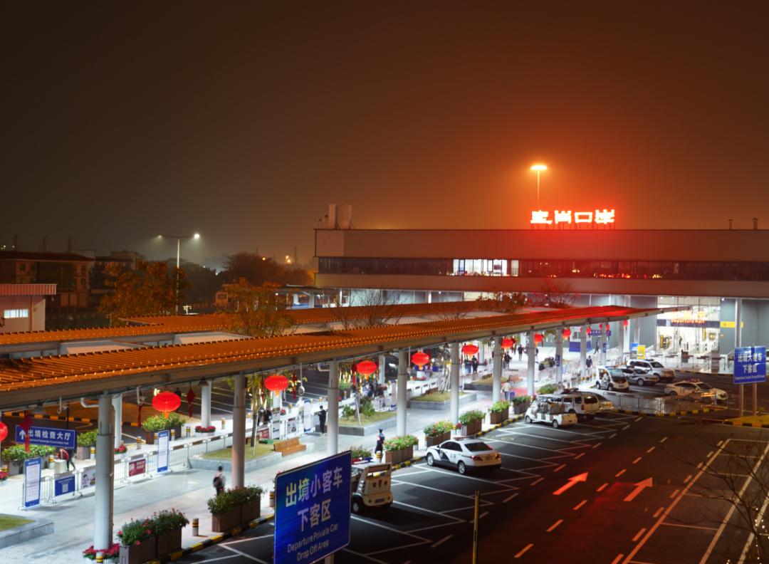 自助签注人山人海！口岸人山人海！直击香港全面通关首日火爆！