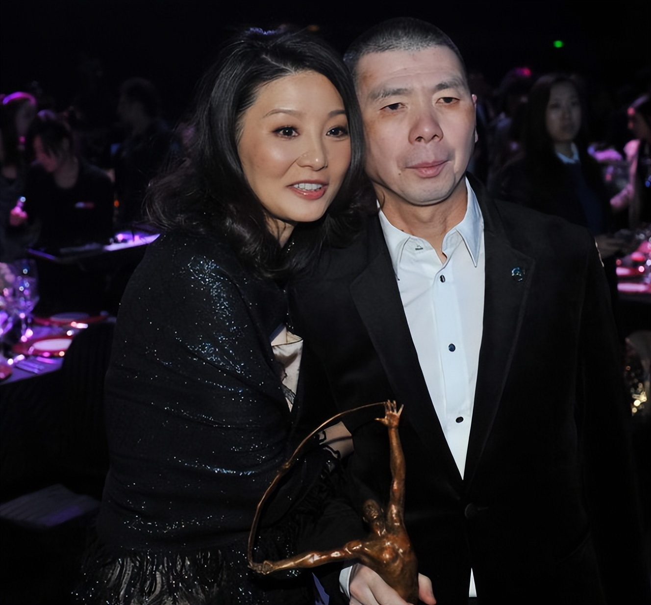 娱乐圈又爆一大瓜，徐帆收养的女儿，竟是冯小刚的“私生女”