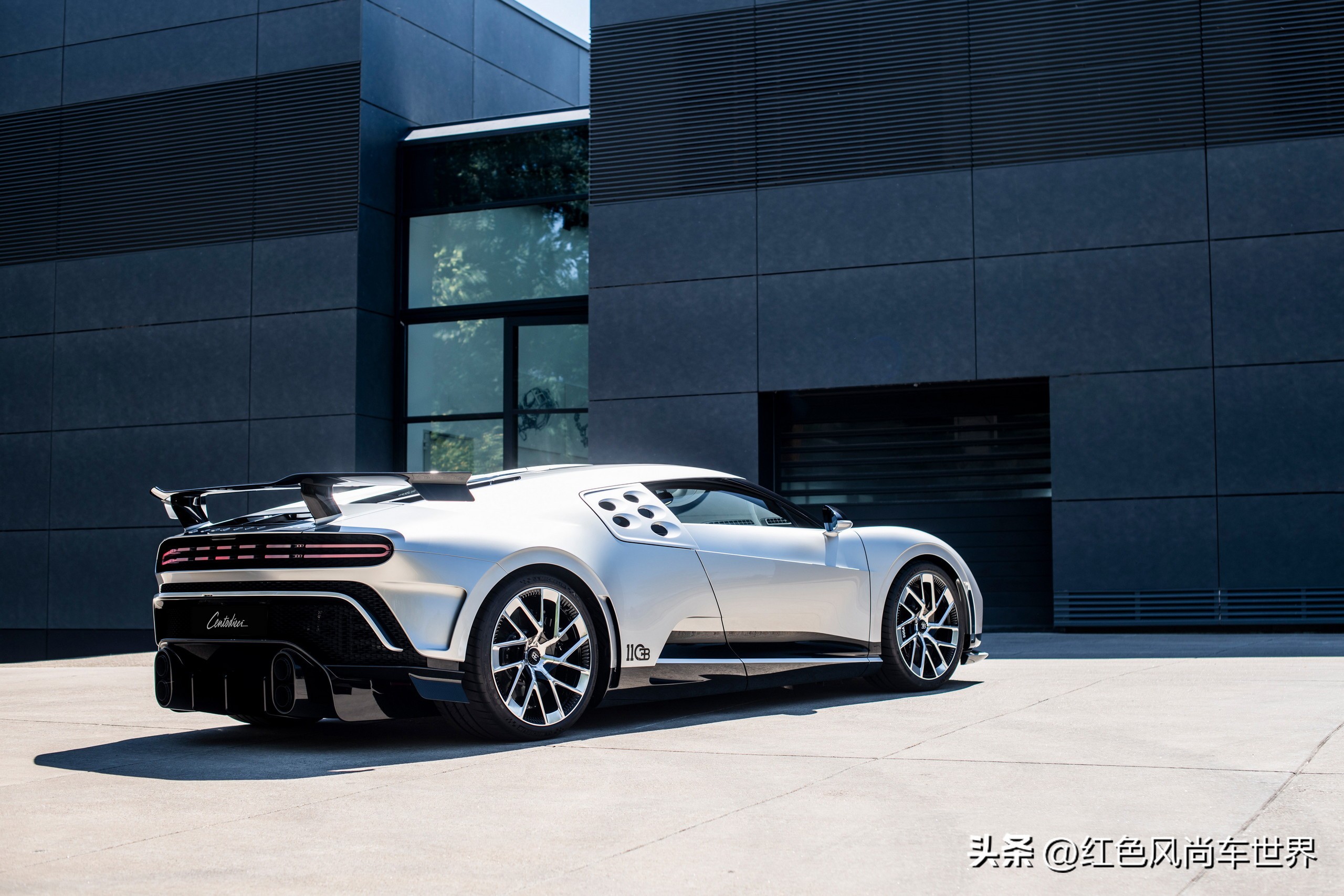 第二辆银色布加迪Centodieci亮相向经典EB110Supersport致敬