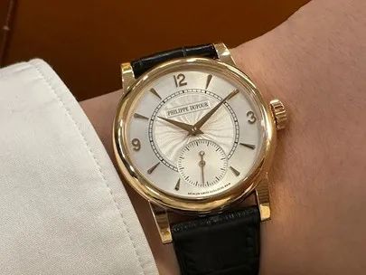 百达翡丽和菲利普杜佛哪个好,百达翡丽玫瑰金孔雀腕表图片