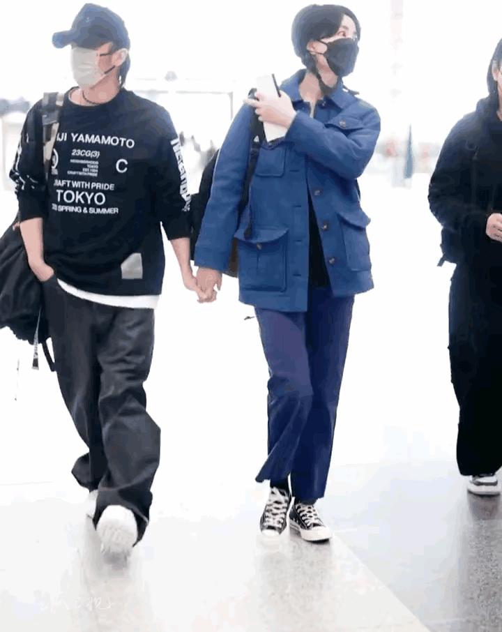 王菲谢霆锋机场公开亲密牵手,王菲谢霆锋机场牵手同框