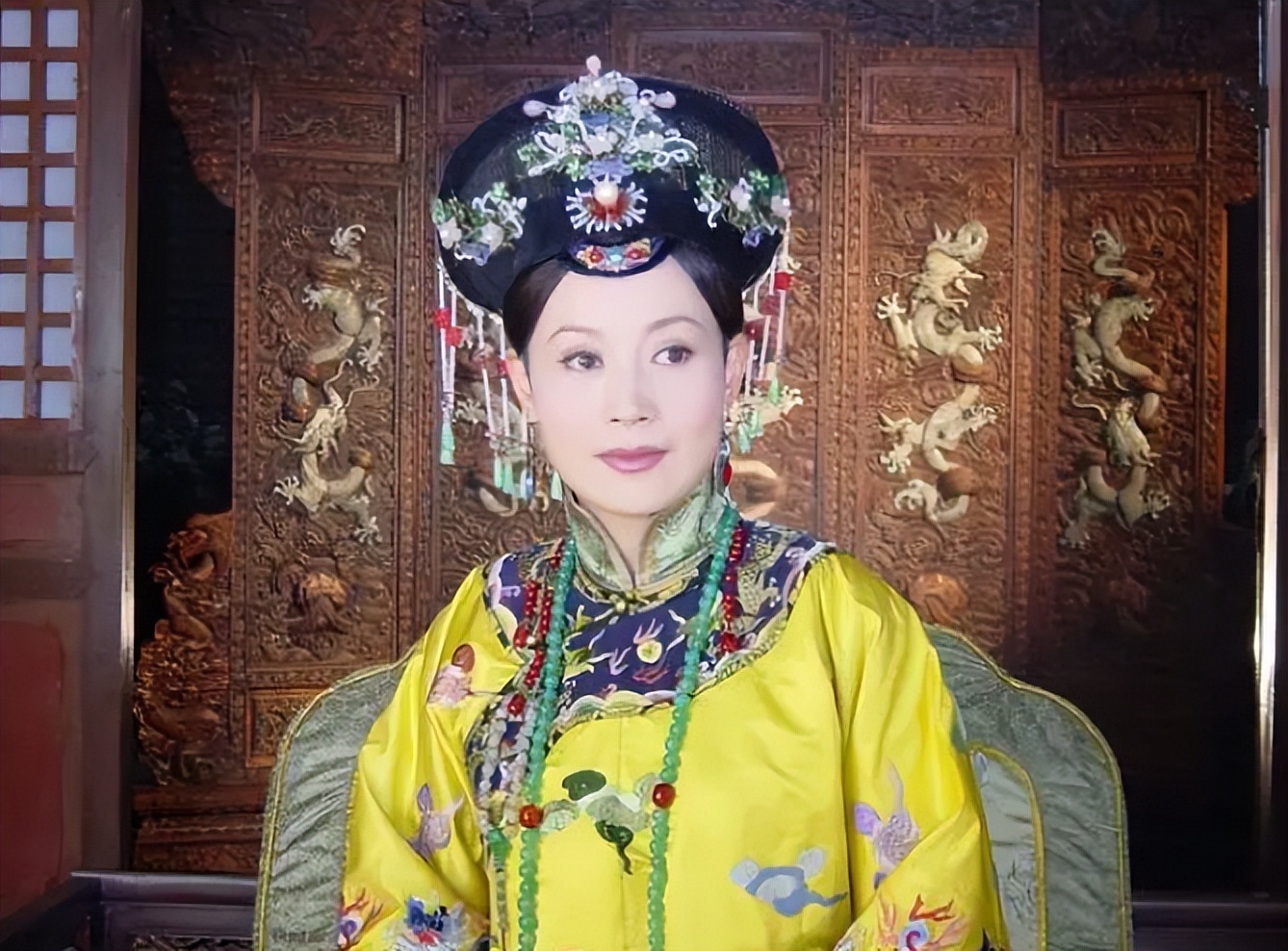 周迅青春靓丽蔡少芬人老珠黄,给皇后