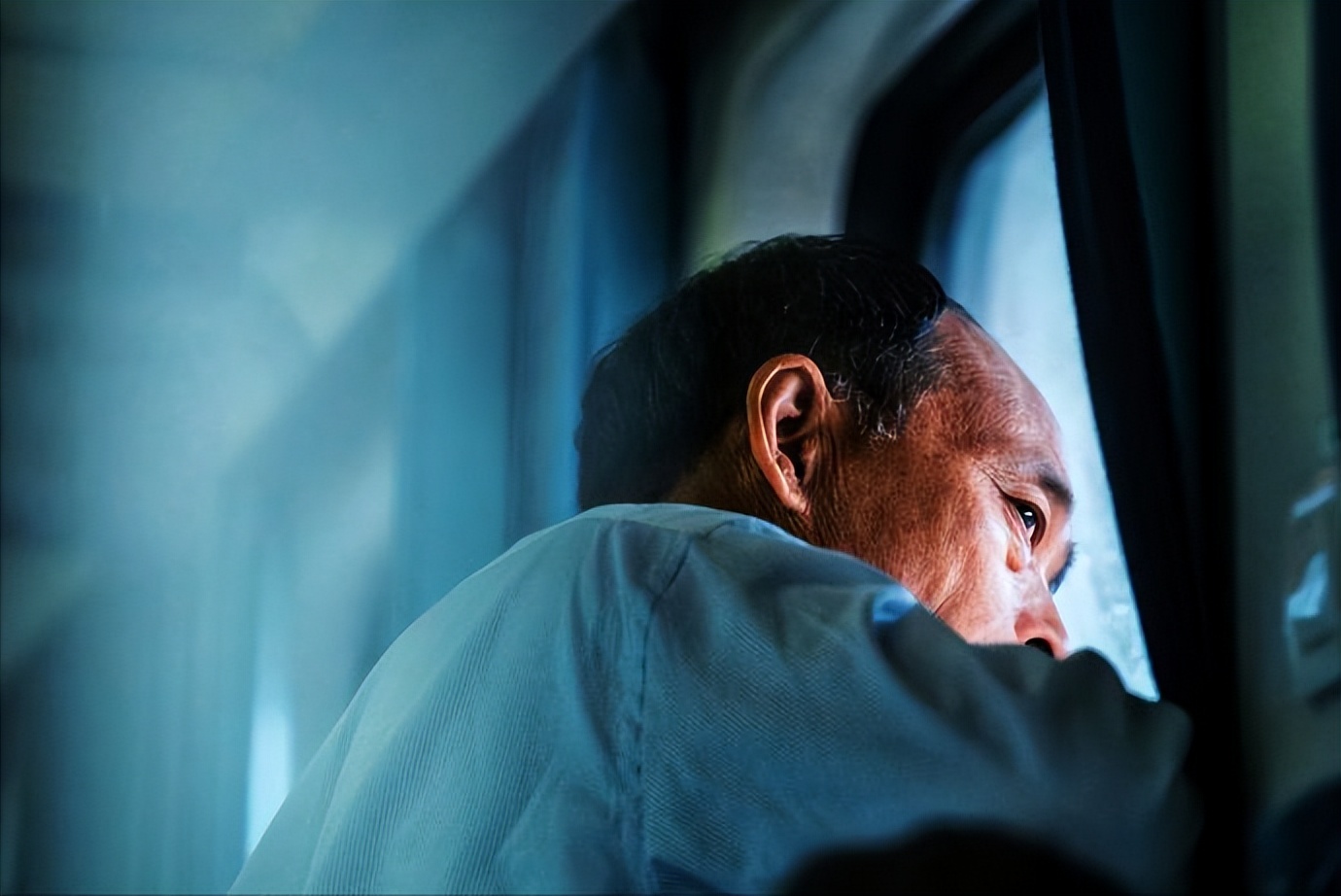 影片中的捏造故事，是艺术品的创作本质，从而实现“自然”