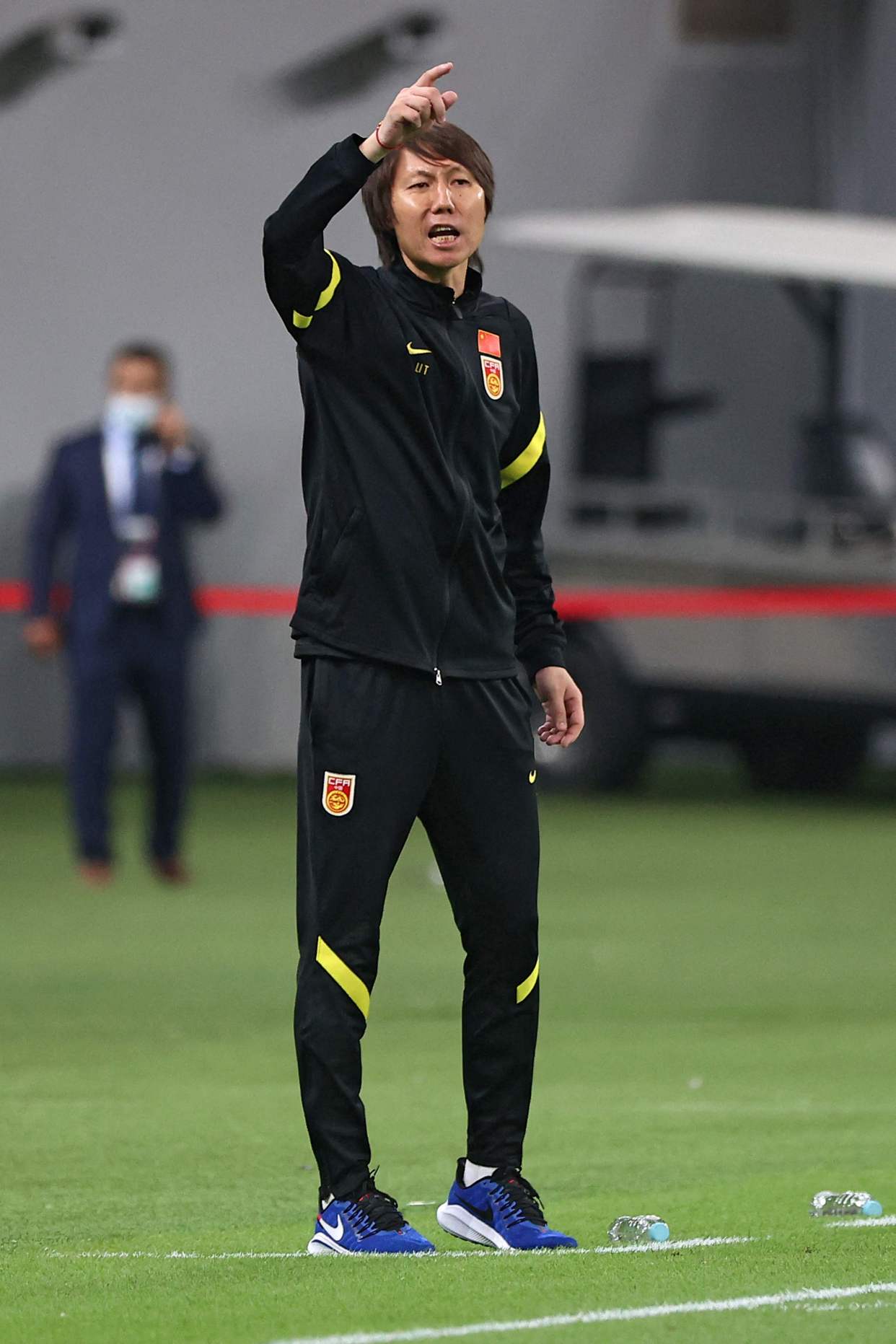 直播国足vs日本黄健翔,12强赛国足直播黄健翔