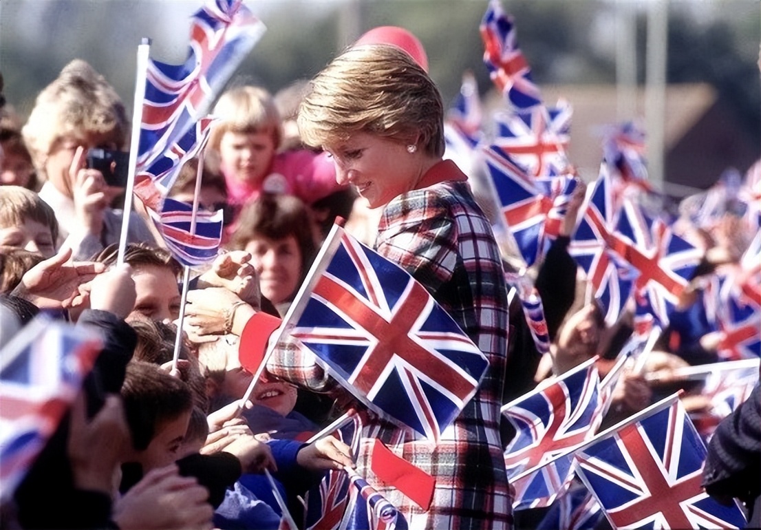 戴安娜离婚时候威廉多大,戴安娜离婚后还保留王妃头衔吗