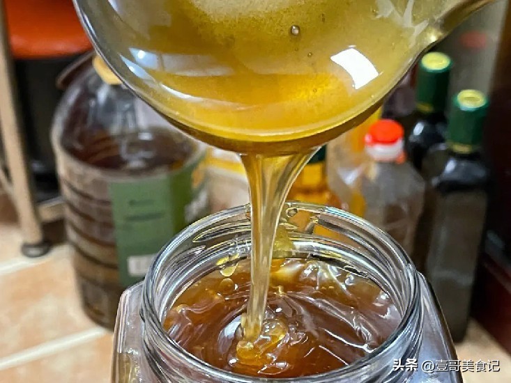 养蜂人把蜂蜜放手上辨别真假,打火机怎么辨别真假蜂蜜