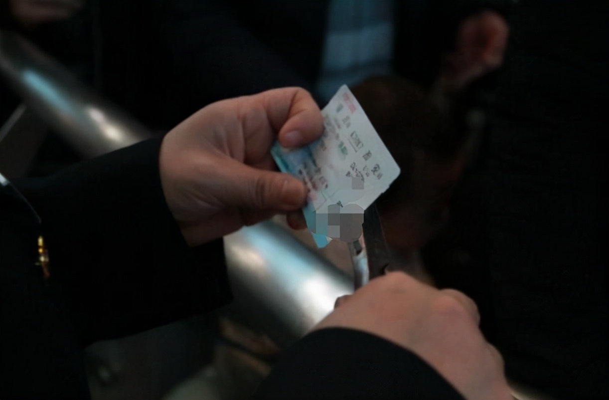 儿童乘火车按身高还是按年龄购票,儿童乘坐火车购票最新标准