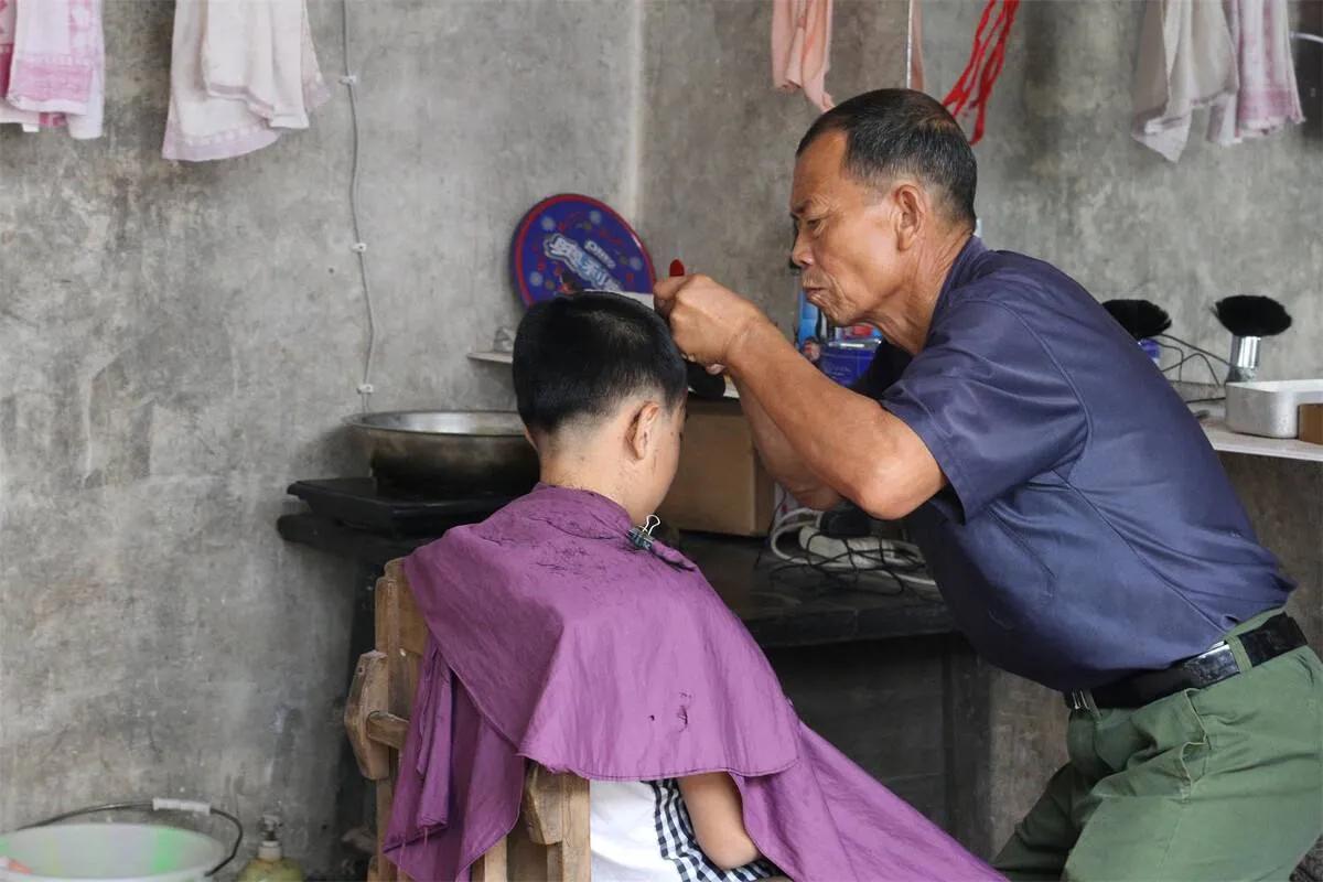 “荣军”剃头匠朱从贵