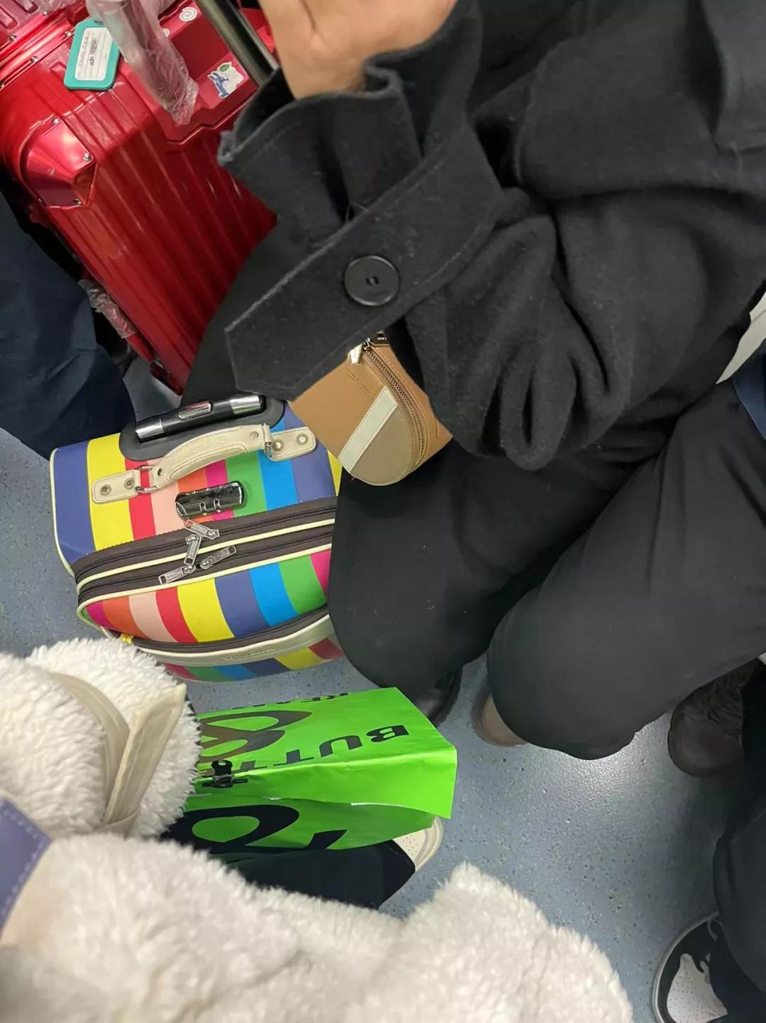 在三里屯BC排长队，一袋面包黄牛卖我200块