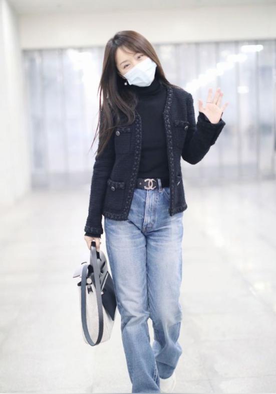 50岁的杨钰莹穿黄色露肩连衣裙,47岁杨钰莹穿印花裙真好看