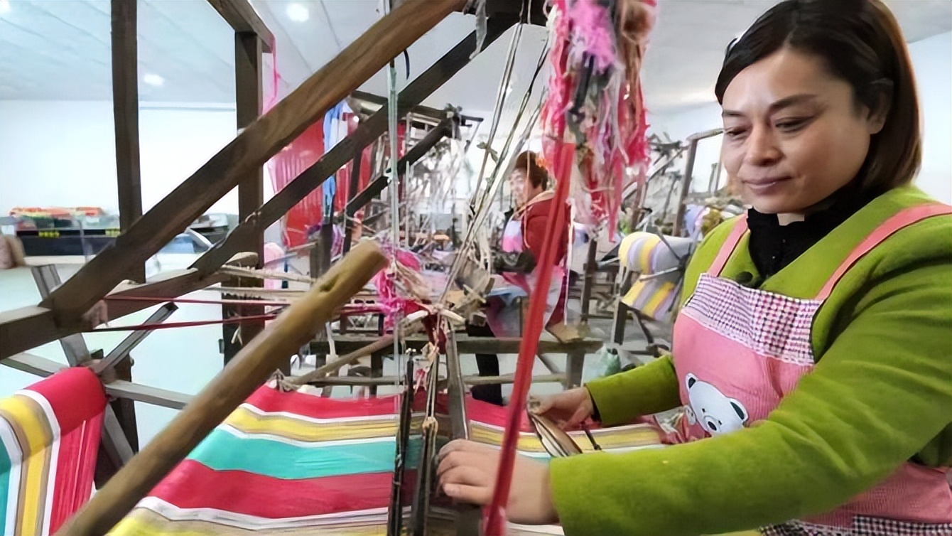 张苗芳：“老粗布”织出乡亲致富路