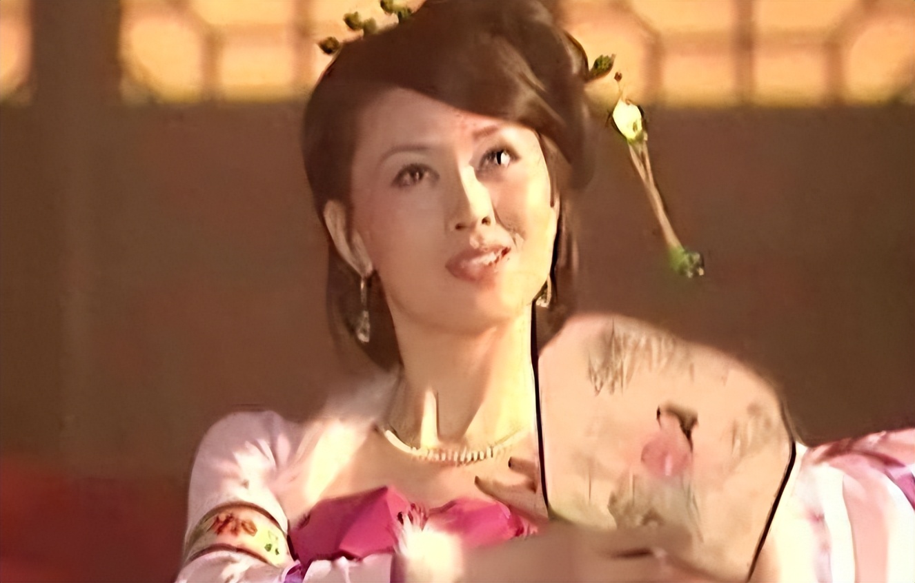 全裸写真第一人，走红后“家破夫散”，汤加丽如今过的怎么样？