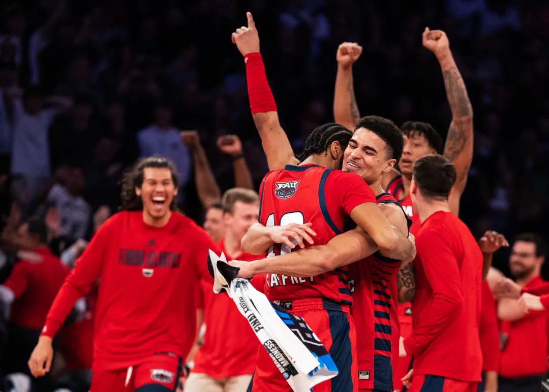 ncaa疯狂进三分,ncaa篮球三打五逆风翻盘