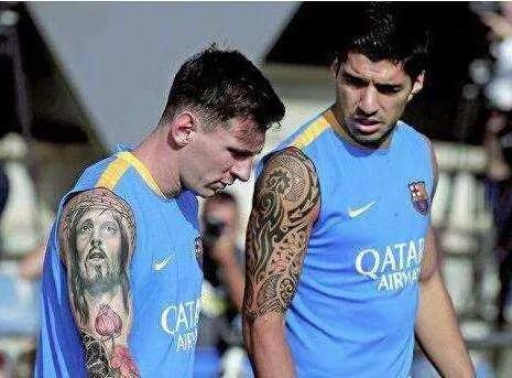 振兴中国足球要从娃娃抓起,为振兴中国足球而努力墙上标语