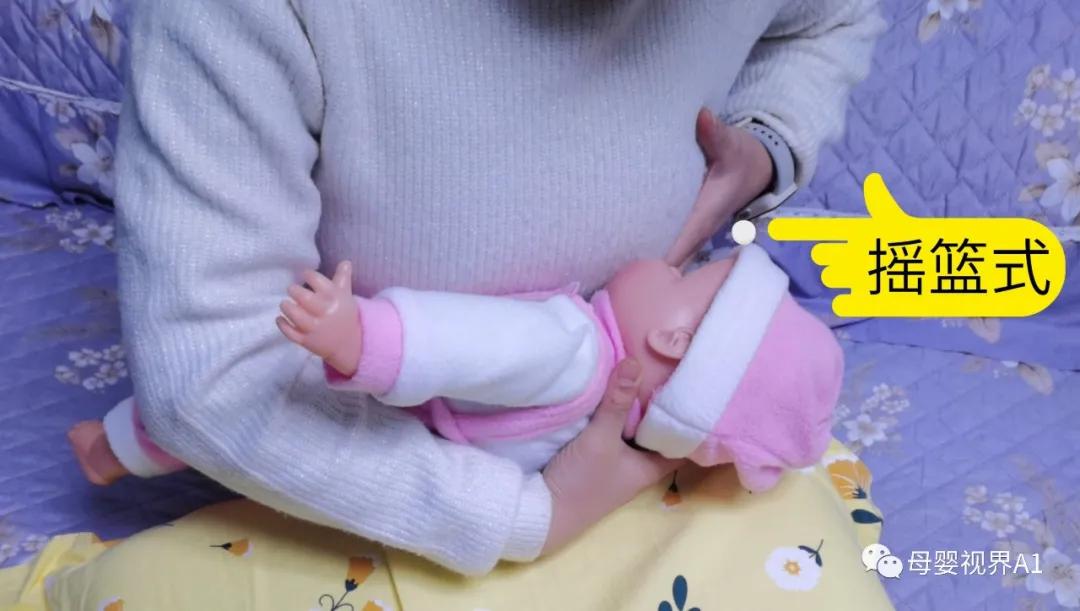正确喂奶姿势解析,月子喂奶正确姿势