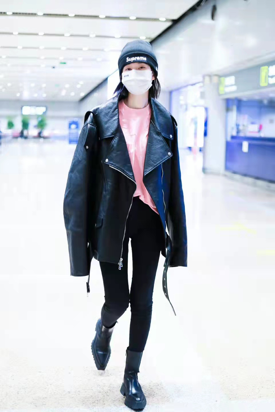 乔欣的粉红t恤穿出时髦感,关关乔欣红机车皮衣