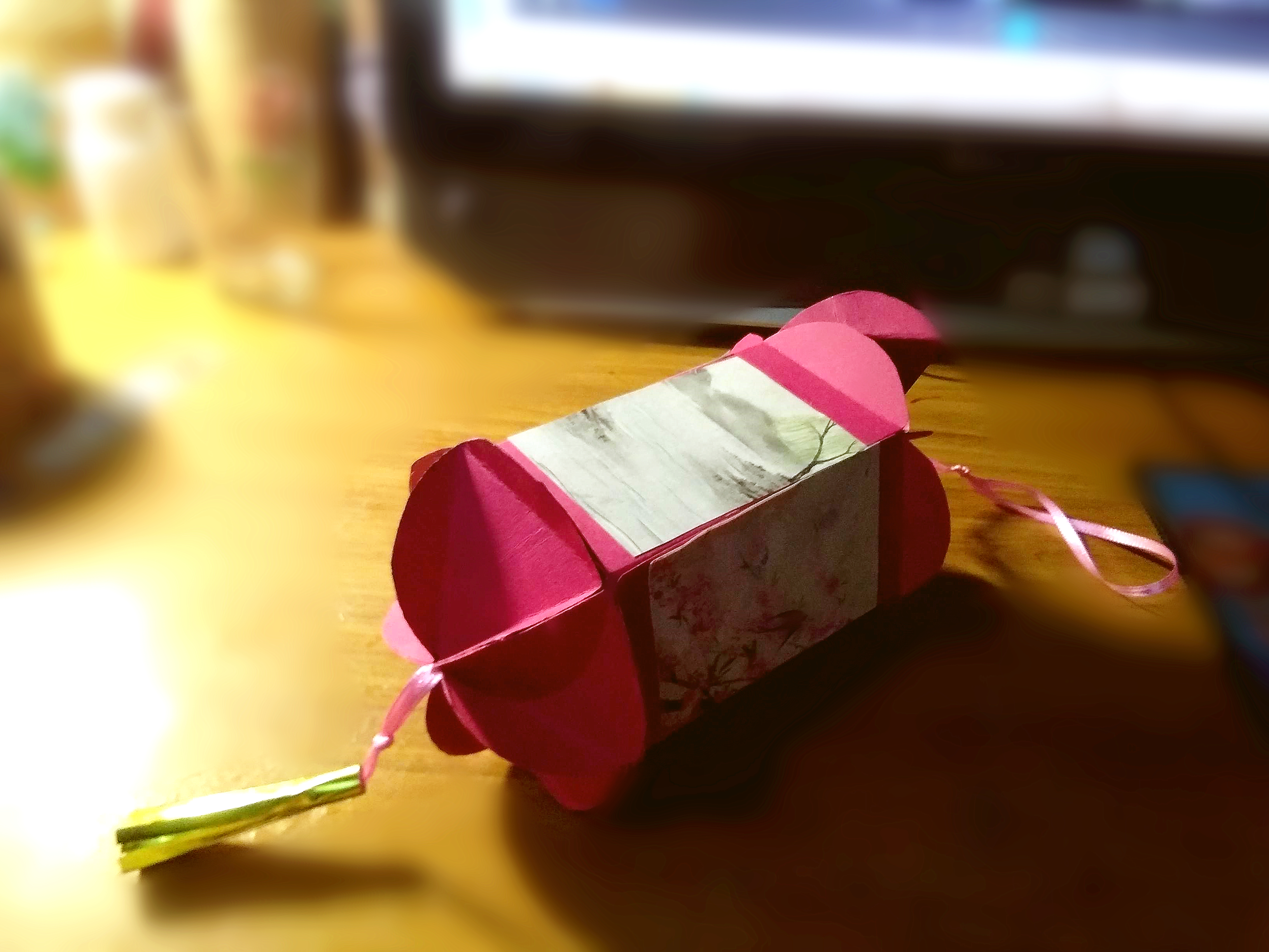 如何做古风灯笼春节必备,教你用红纸做简单漂亮的古风灯笼