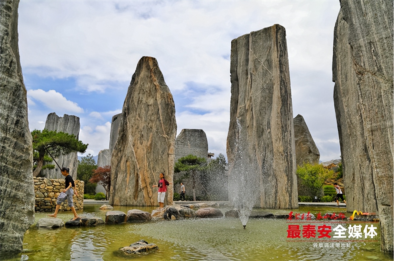 泰山石敢当文化园成*安泰**文旅“新名片”开园首日吸引众多游客“打卡”