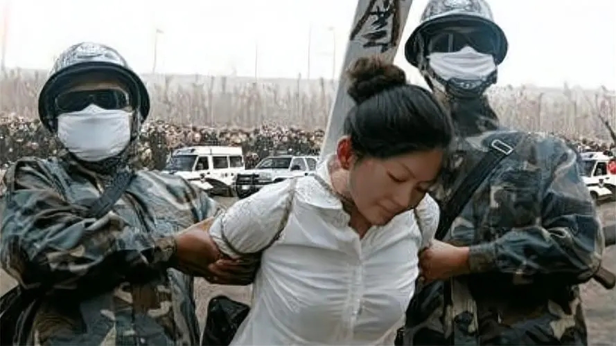 女护士遭医生强奸,联合男友将其当街砍死,死到临头为何高兴落泪