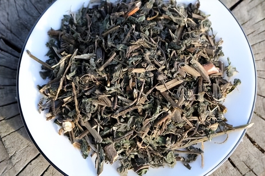 小便发黄,尿道灼热涩痛,送你两味中药,清热利尿,凉血止痛