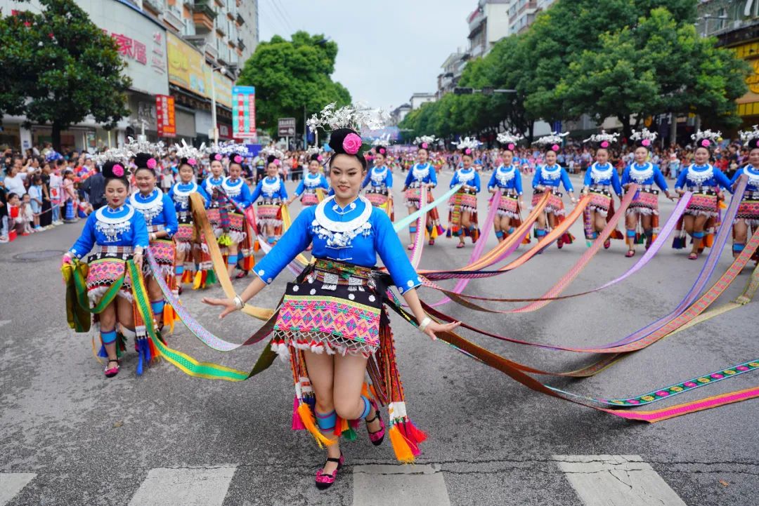 超震撼走秀场面,村超民族走秀完整版