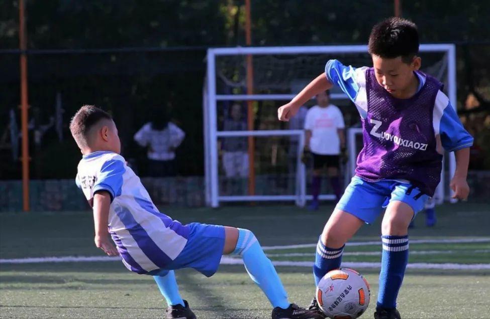 小孩练习足球,孩子练习足球基本功