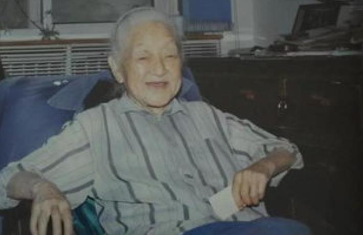 居里夫人何泽慧简历,何泽慧与居里夫人合影照片