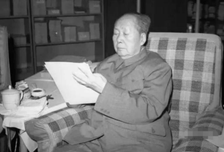 1984年李讷即将再婚，*青江**欲用工资给买东西，李讷：用不着你的钱