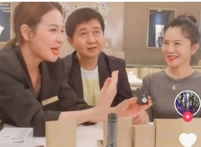 不婚、接廉价商演、走穴…一首歌唱一辈子的老牌歌星，现状各不同