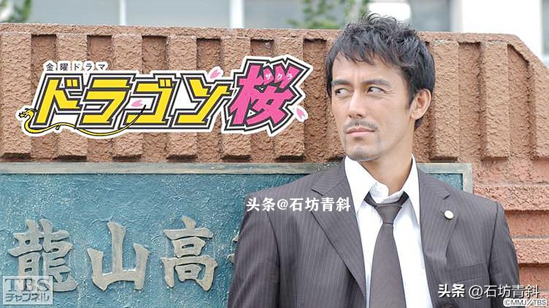 连续43次上杂志封面，欠数亿债务，靠礼券维生，娶小15岁妻子