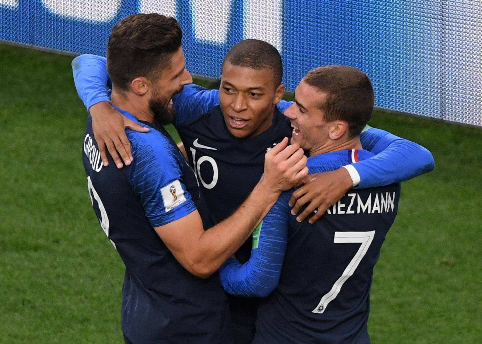 姆巴佩会把大力神杯让给梅西吗,姆巴佩罚进点球梅西跪地