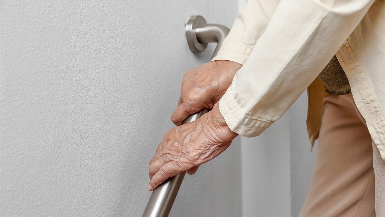 老人摔倒最容易伤到哪,老人不慎摔倒为何会致命