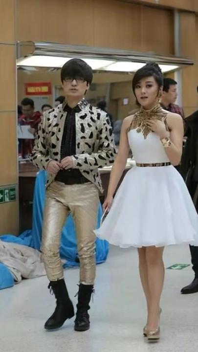 昔日爆红组合街头卖唱,曾经红极一时现在却卖唱的歌手