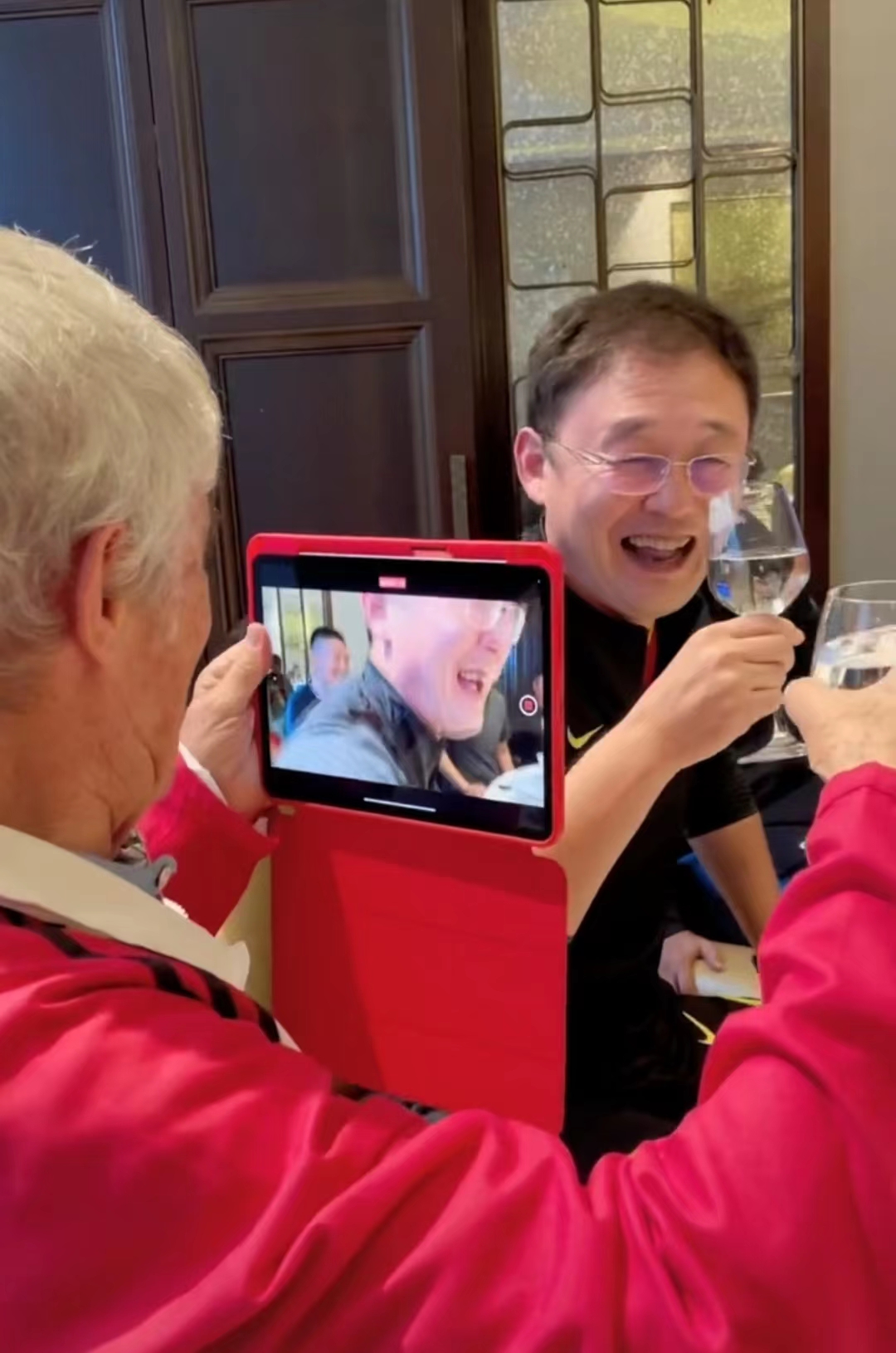 范志毅和马明宇讲笑话！孙继海、申思、米卢、曲波在一旁哈哈大笑