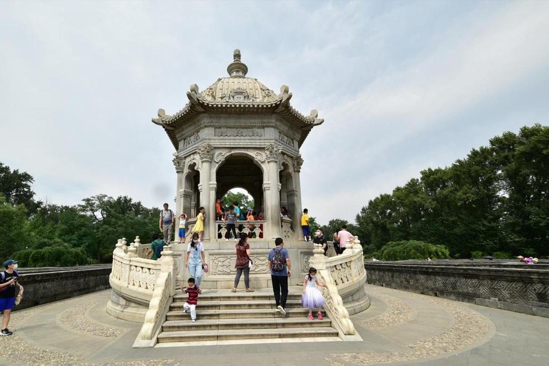 徐文荣：靠挑粪赚第一桶金，筹资300亿复建圆明园，如今已完工6年