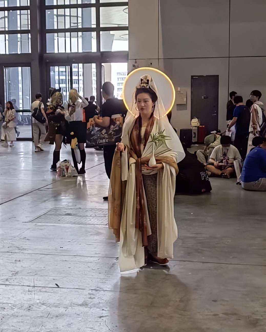 上海漫展惊现“女菩萨”漫迷纷纷上前*拜参**，盛况震撼现场