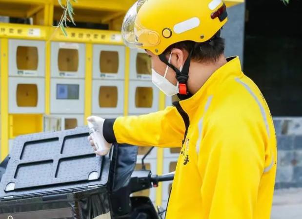 “吹着空调就能挣钱”，学生下单找跑腿帮写作业，家长也没闲着