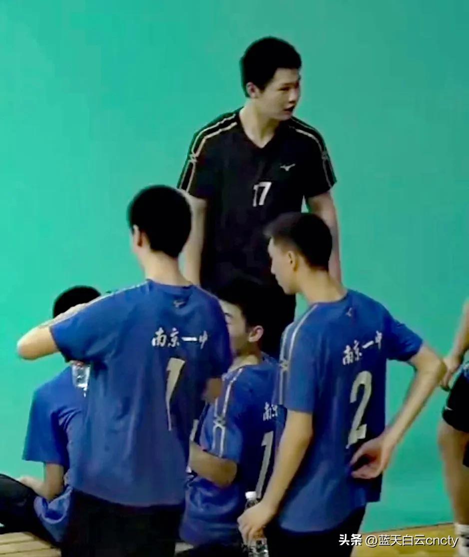 U17江苏男排再创奇迹，3:0掀翻四川挺进决赛，15岁仲其恒闪耀全场