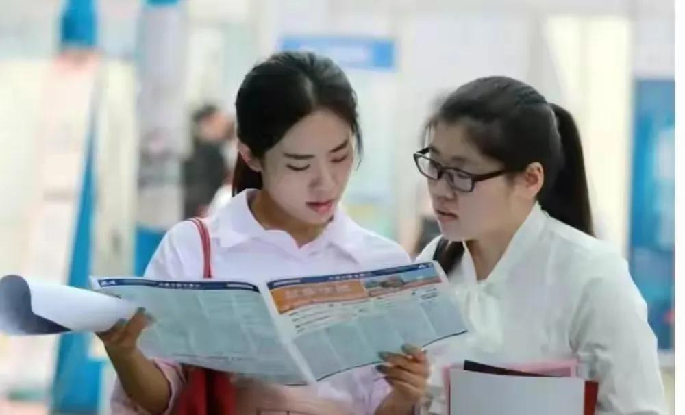 近九年结婚人数下降,近十年结婚人数